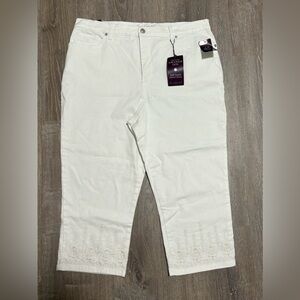 Gloria Vanderbilt  Women's White Amanda Classic Rise Capri Jean 16 NWT